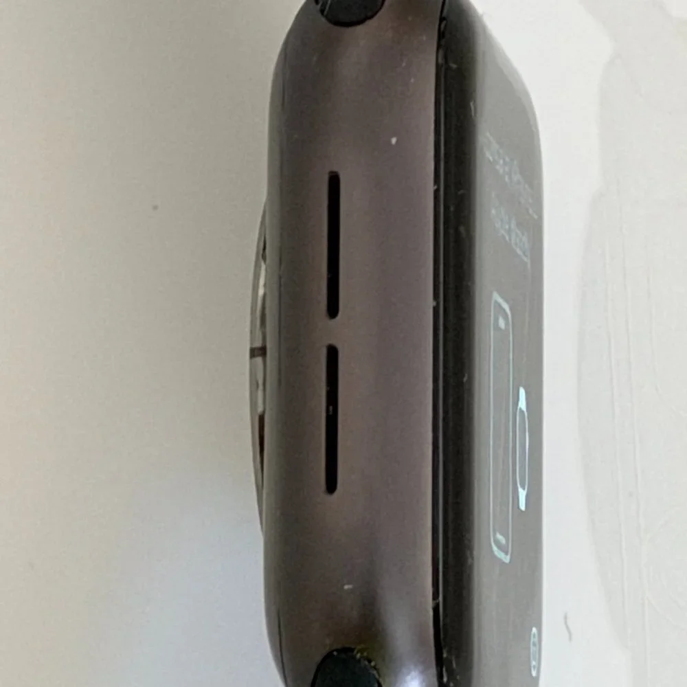 Apple Watch Series 5 - 40mm Band and Charger - Picture 6 of 8
